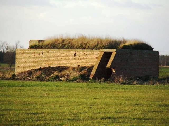 Bunker at OS TF165717 east of the former RAF Bardney airfield site, photographed in Apr 2004.